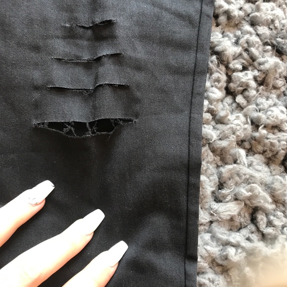 Black ripped skinny jeans  🌻 - Picture 3 of 7